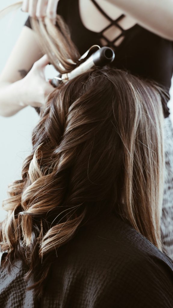Peinado de cabello con tirabuzones y rizos, peinado para fiesta y eventos