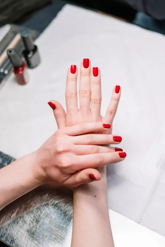 Diseño moderno de uñas, uñas de color rojo.